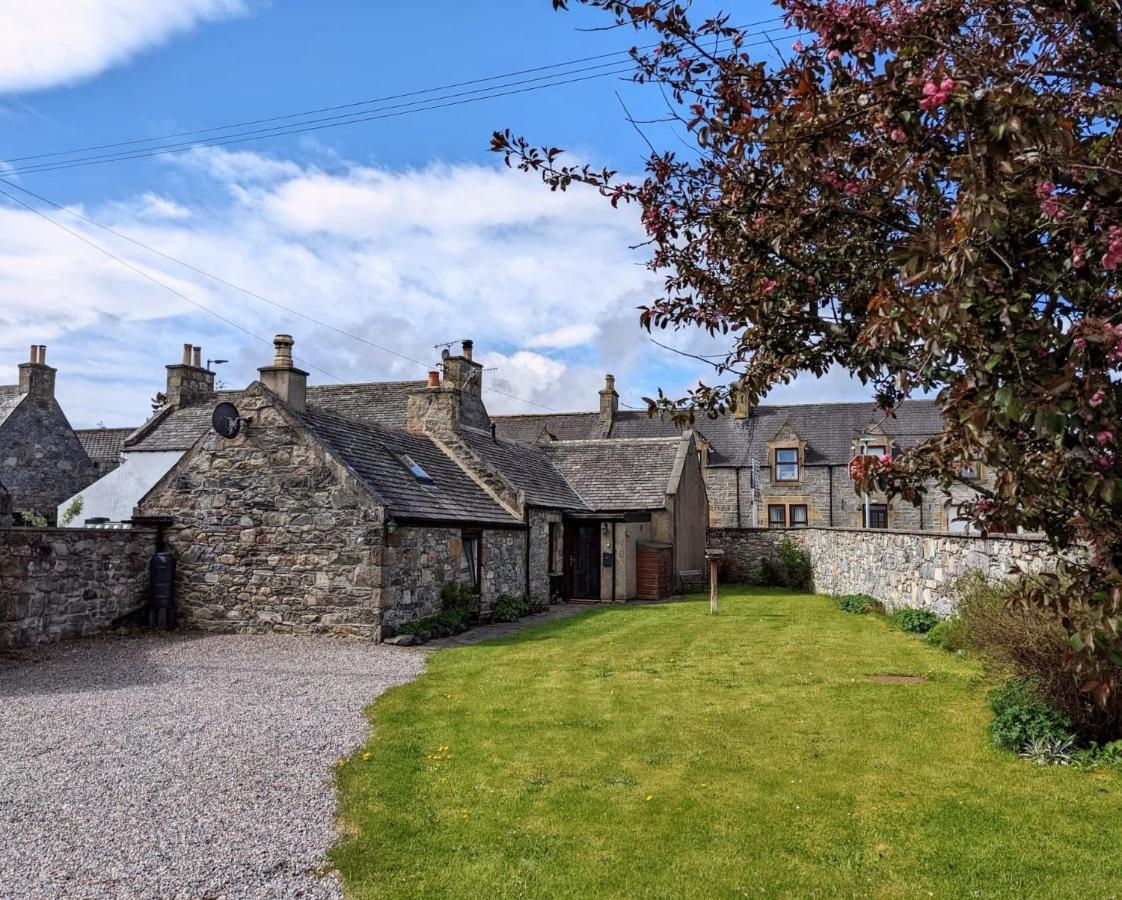 Ailnack Cottage -Cheerful Cottage With Secure Garden And Off Street Parking Sleeps 4 托明陶尔 外观 照片